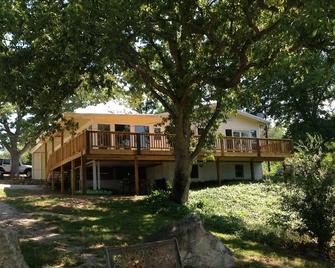 1,400 sf Lakefront Home with Nearby Boat Ramp & Marina - Cassville - Edificio