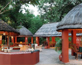 Welcomheritage Maharani Bagh Orchard Retreat - Ranakpur - Patio