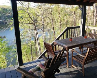 Cute, cozy log cabin on beautiful Smith Lake, Arley AL (year round deep water) - Arley - Balcony