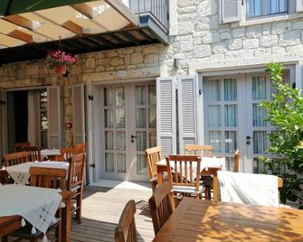 Alacati Cona Otel - Alacati - Patio