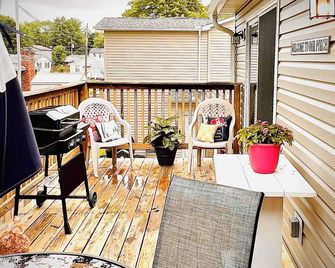 Charming 3-bedroom bungalow in delightful Edinboro with AC, WiFi - Edinboro - Balcón