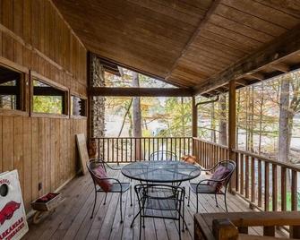 Beautiful home- near the University-large outdoor spaces and a hot tub. - Fayetteville - Patio