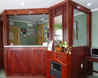 Super 7 Motel London - לונדון - דלפק קבלה