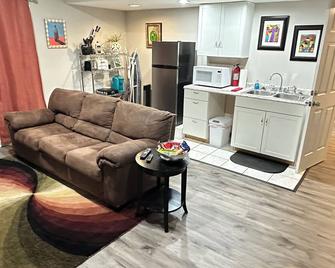 Wonderful Artistic Retreat, close to everything. - Fayetteville - Living room