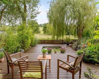 4-Bed House in Wetherby sleeps 8 near York - Wetherby - Patio