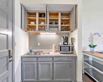 The Heart Of Westport Suite - Walk To Bbq - Kansas City - Kitchen