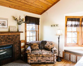 Sagewood Cabin @ Whispering Oaks, 20 miles from Moab! - Moab - Living room