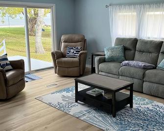 Pet Friendly Beach House, Bay Access, Stunning Views, access to State Park - Bay City - Living room