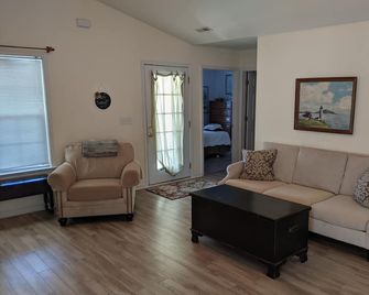 Escape to Oak Island - Oak Island - Sala de estar