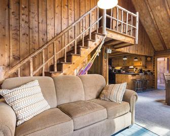 LuckyStyrk - Classic Barker Loop Camp on Mooselookmeguntic - Oquossoc - Living room