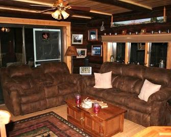 Luxurious Rustic Log Cabin - Martin City - Living room