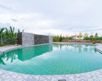 RedDoorz Premium near Health Centrum Banica - Roxas City - Piscine