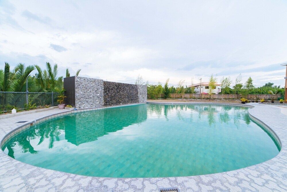 RedDoorz Premium near Health Centrum Banica - Roxas City - Piscina