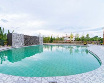 RedDoorz Premium near Health Centrum Banica - Roxas City - Piscina