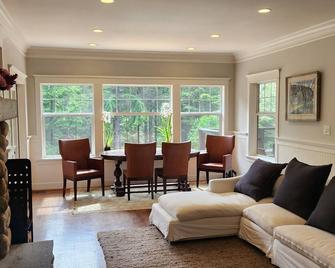 Beautiful House on Bowen Island. Pets Welcome! - Bowen Island - Living room