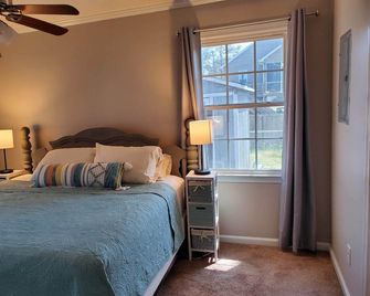 Old North State of Mind: Cozy Cottage, Dog Friendly Home with Fenced Yard - Oak Island - Habitación