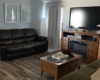 Cozy Lake House - only 10 minutes from the water - Tucumcari - Huiskamer