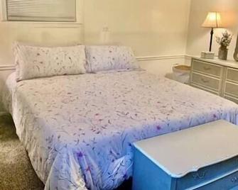Cozy Guest Suite with Fireplace & Private Entrance - Grandview - Bedroom