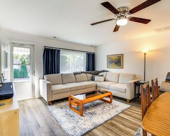 Less Than 1 Mi to Dwtn Valparaiso Family Home - Valparaiso - Living room