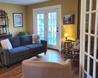 Historic Blue Ridge Farmhouse / Ideal for Families and Groups - Burnsville - Sala de estar