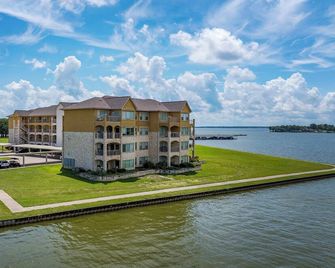 Lakefront Corsicana Condo Pool and Private Balcony! - Corsicana