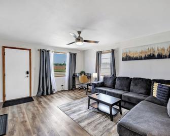 Catch The Free Bus To Lambeau - Green Bay - Living room