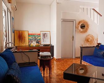 Beachside Retreat with Ocean and mountain Views - Imi Ouaddar - Salon