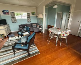 Blue Cottage, on the lake - Rotorua - Living room