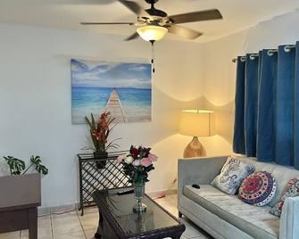 Rare find! Cozy 2-bedroom Apartment in Venetian Road - Providenciales - Sala de estar