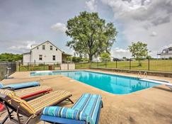 Charming Berger Apt on 42-Acre Farm with Pool Access - Berger - Pool