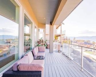 Lakeview 2-bed 2-bath Entire Suite near Summerhill Winery - Kelowna - Balcón