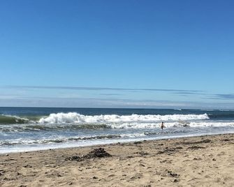 Quaint Summer Cottage - Wakefield - Playa