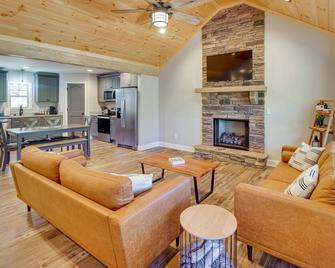 Modern Ellijay Cabin Rental with Outdoor Fireplace - Ellijay - Living room