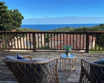 Spacious Holiday Home with Ocean Views - Cintsa - Balcón