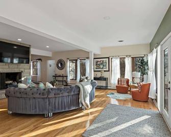 Fore Peace & Love at the Golf House 4 Beds, Lots of Light Warm Retreat - Homewood - Living room