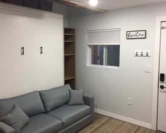 Studio Condo (Newly Renovated) - 150' to Beach 20 min to Portland - Scarborough - Living room