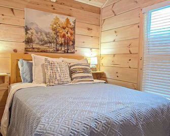 Charming 2-bedroom cabin in lovely Morganton with AC - Morganton