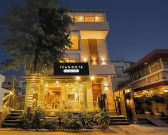 Pop 84691c Townhouse Oak Millenium City Centre - Gurugram - Building