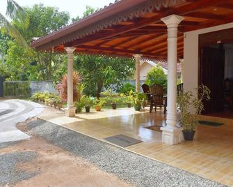 Damith Tourist Inn - Mirissa - Innenhof