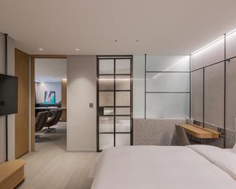 Ramada Plaza by Wyndham Chungjang - Gwangju - Bedroom