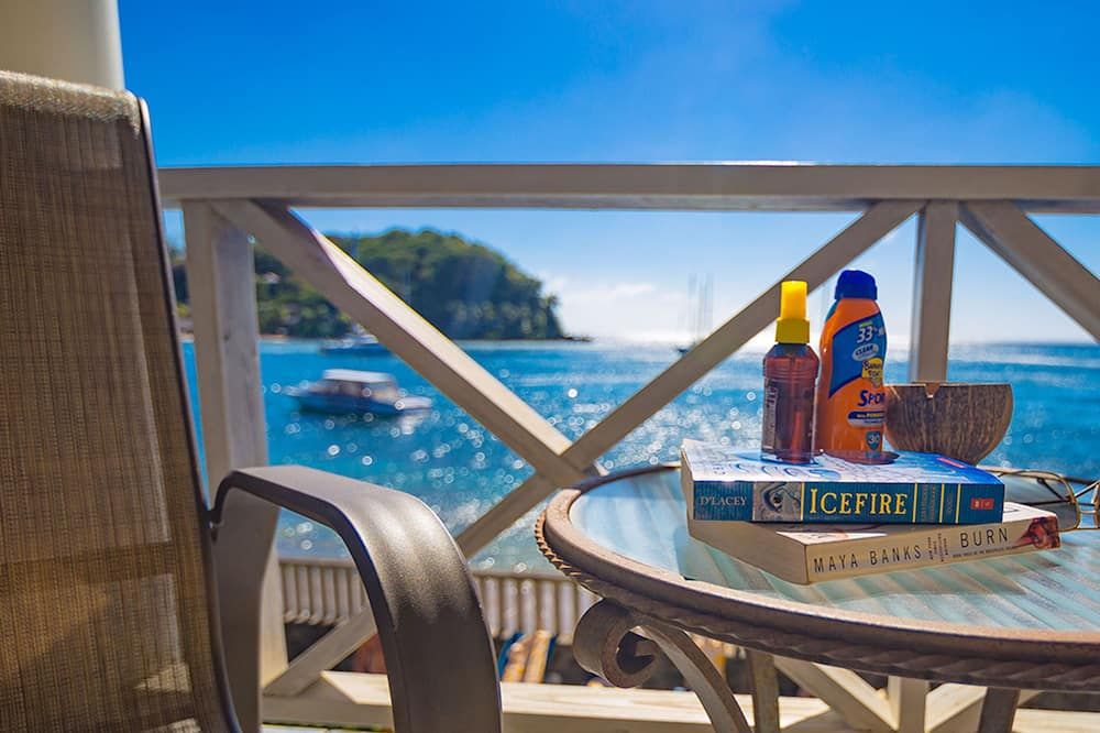 بارادايس بيتش هوتل - كينغستاون - شرفة