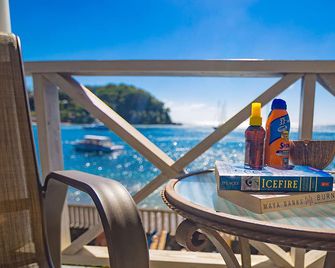 بارادايس بيتش هوتل - كينغستاون - شرفة