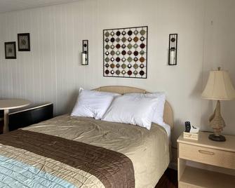 One queen bed unit 16 at Belkis beach motel - Old Orchard Beach - Спальня