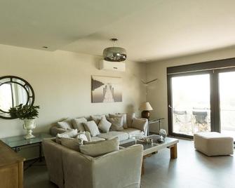 Olivia Estate Villa with Private Swimming Pool - Elia Nikitis - Obývací pokoj