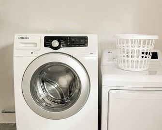 Cozy 4-bedroom house in beautiful Peachtree City with WiFi, AC. - Peachtree City - Laundry facility
