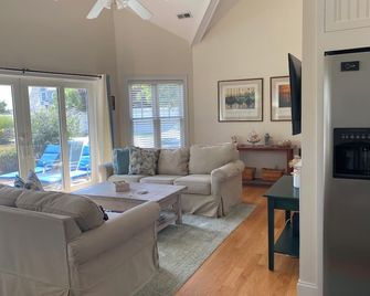 Pristine Year Round Retreat in Private Lewis Bay Compound w/video tour! - West Yarmouth - Living room