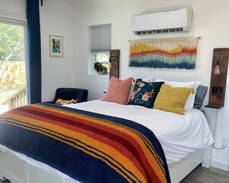 Casita Blanca - tiny house in the heart of Kerrville - Kerrville - Camera da letto