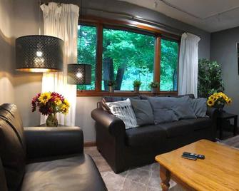 Quiet Retreat. Golf Courses, Gull Lake and Casino - Battle Creek - Living room