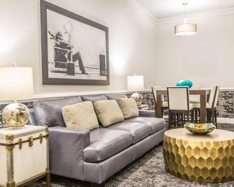 The Delafield Hotel - Delafield - Living room