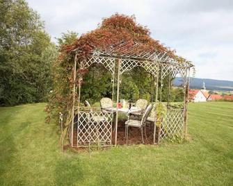Auszeit - Ihr Sibyllenbad Gästehaus - Neualbenreuth - Innenhof
